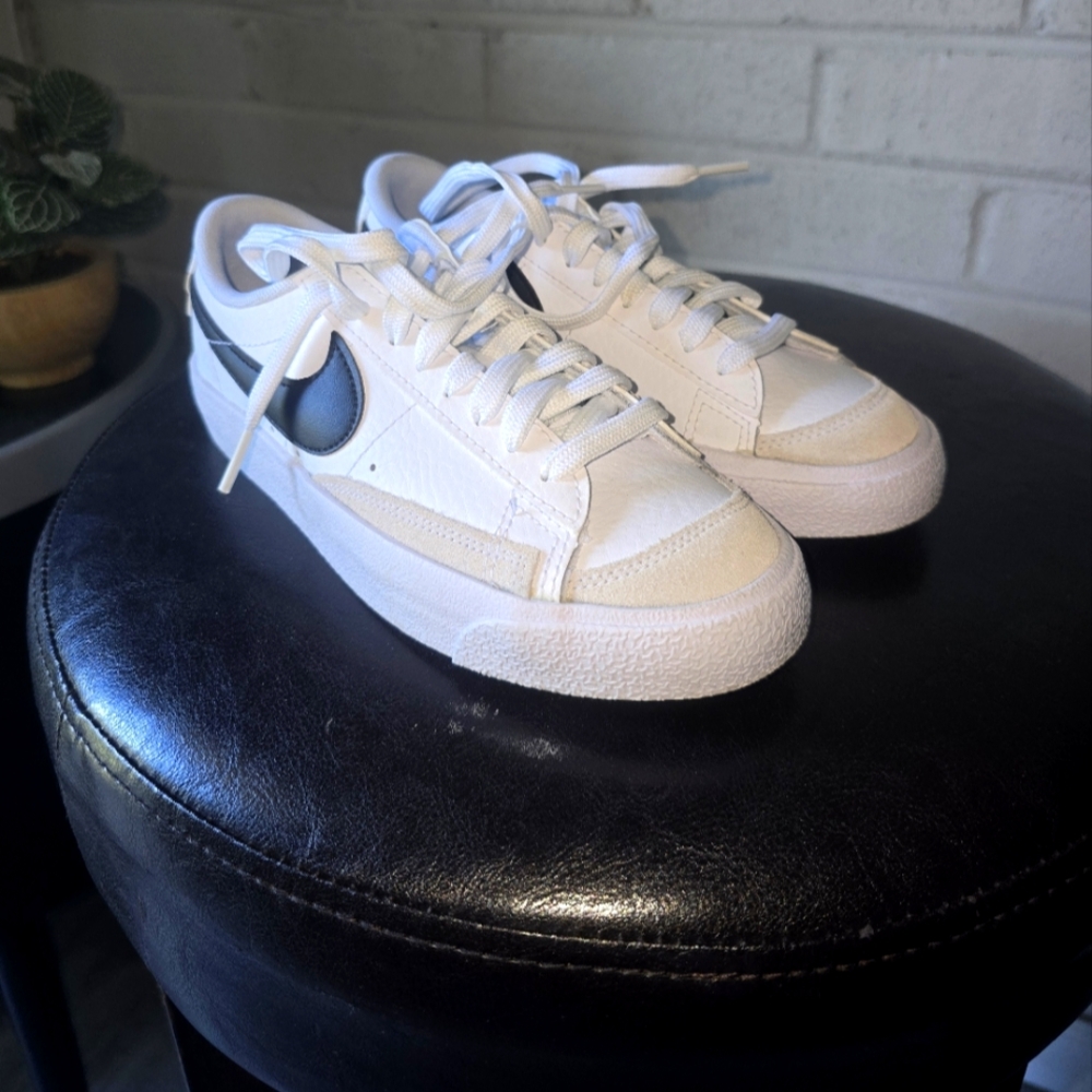 Nike White and Black Sneakers BLAZER LOW 77 (GS)